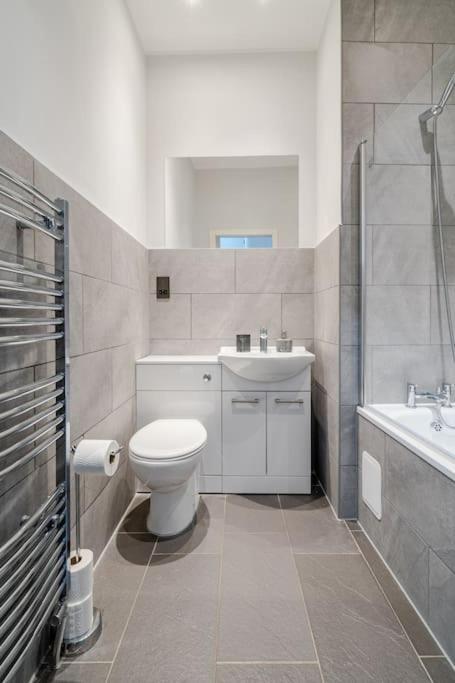 Apartment Stunning Ground Floor Flat In Southside. *