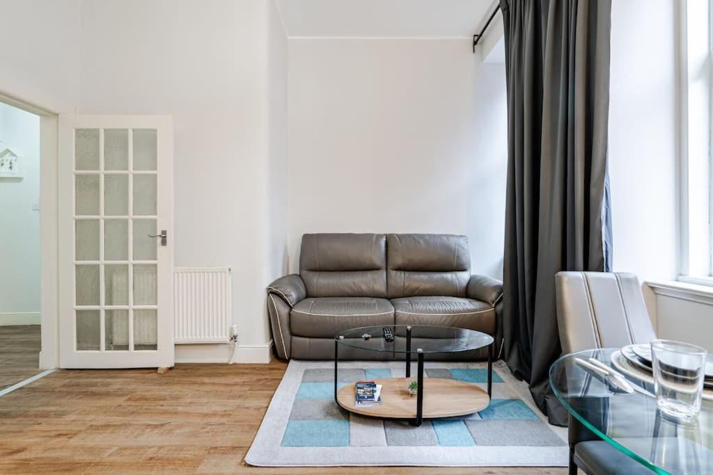 Stunning Ground Floor Flat In Southside. * Glasgow
