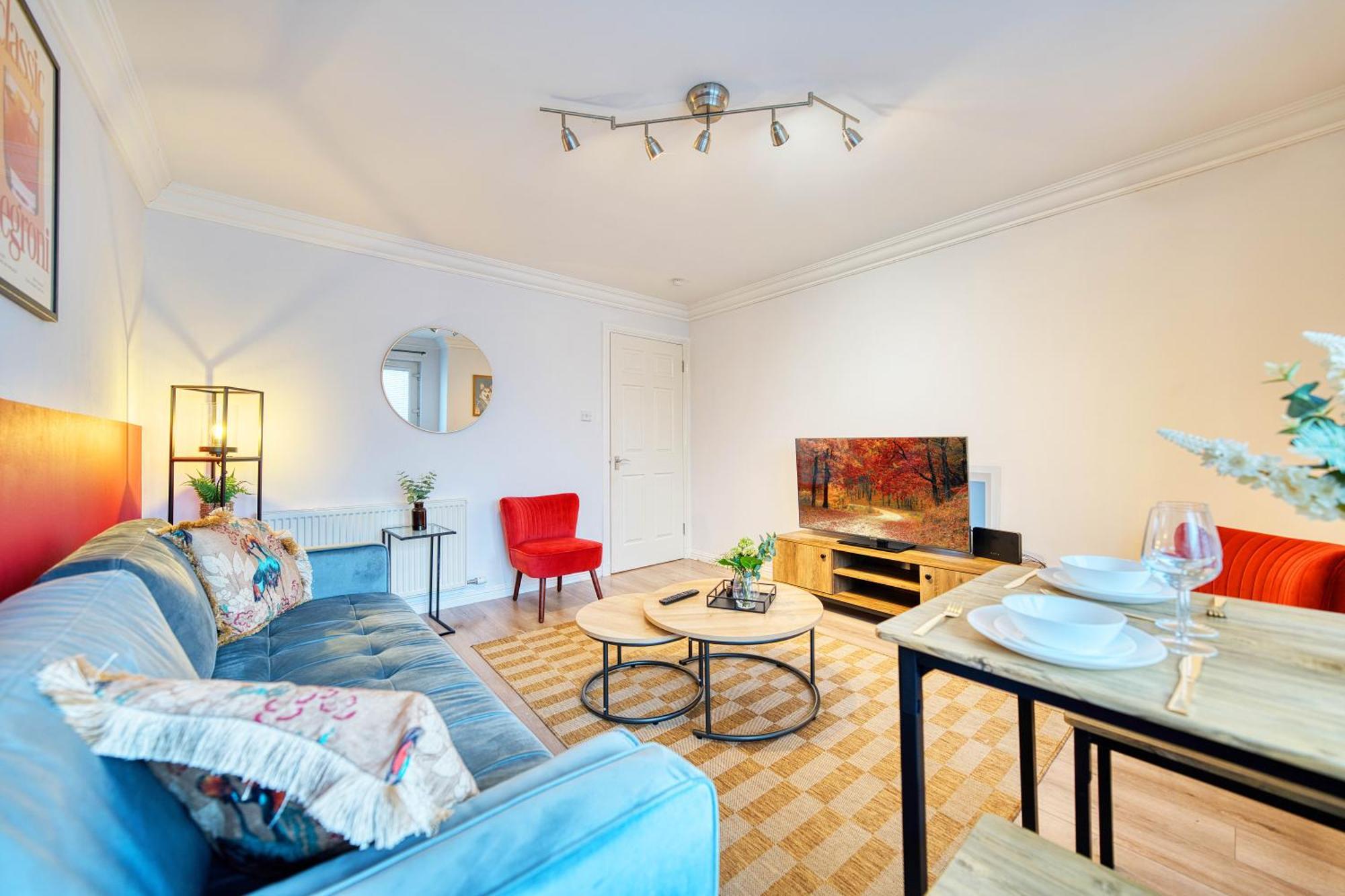 Modern 2 Bed Flat With Free Parking *