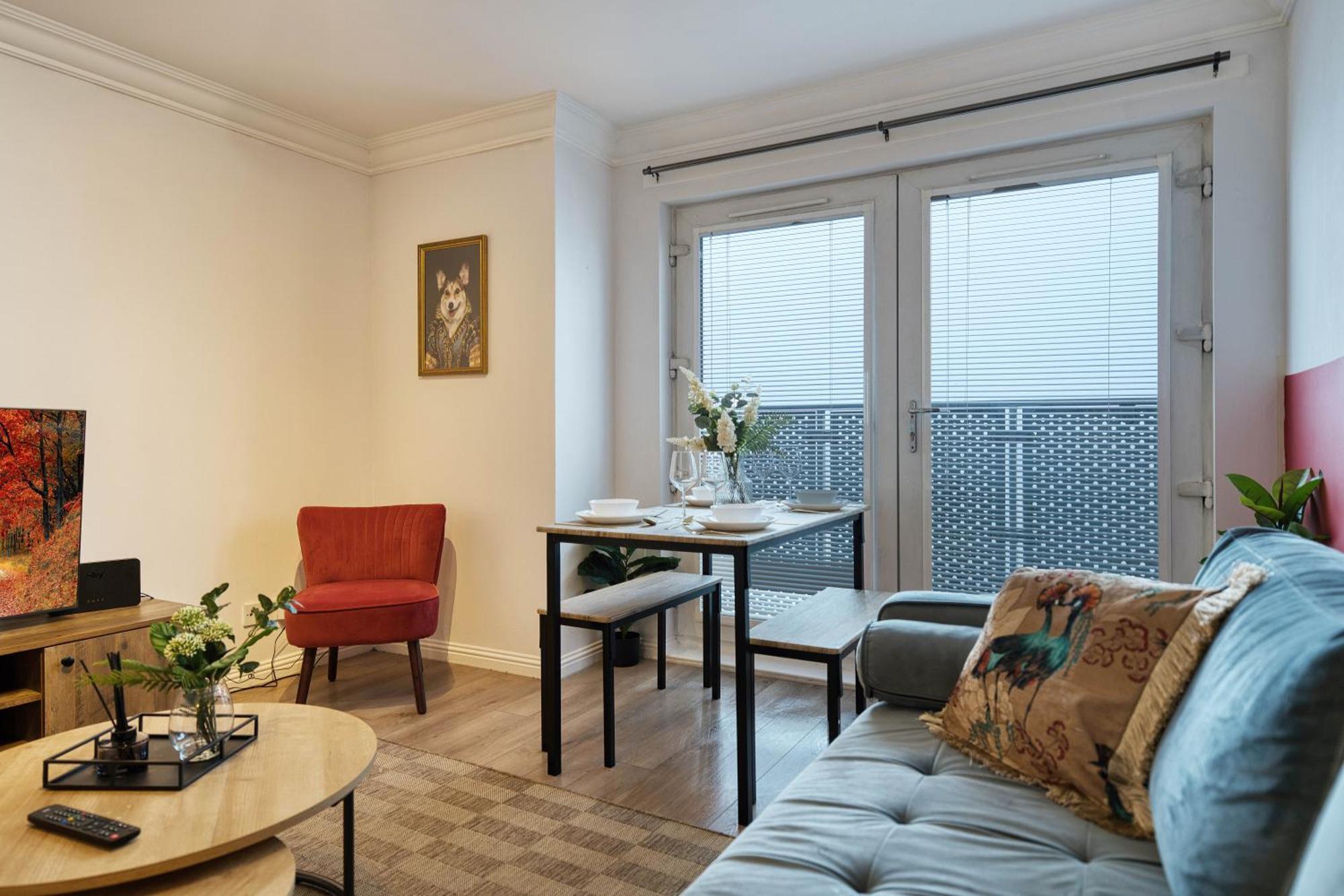 Modern 2 Bed Flat With Free Parking Apartment