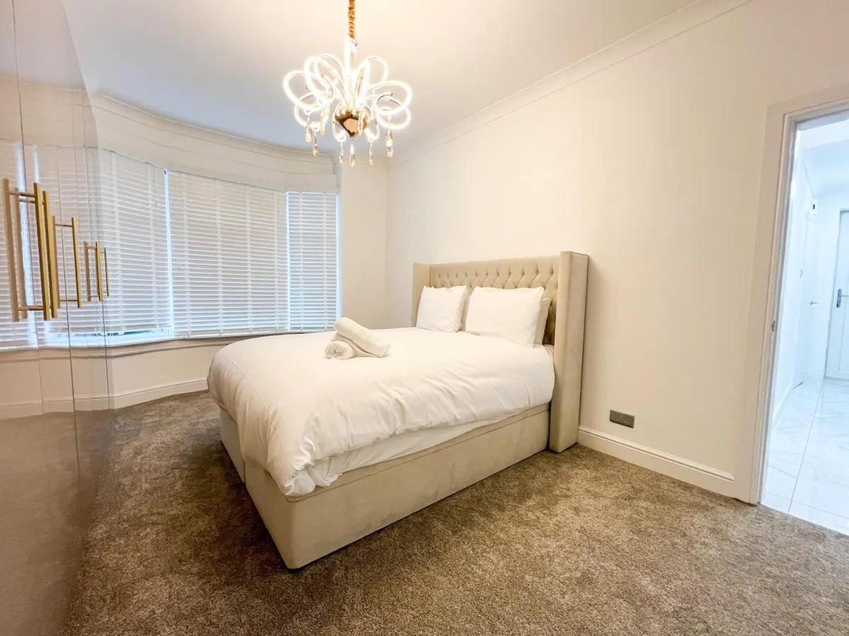 Apartment Spectacular Modern Luxury King Bed