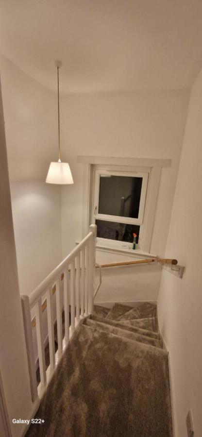 Archillects Entire Two Bedroom Comfy House - Free Parking Holiday home Glasgow
