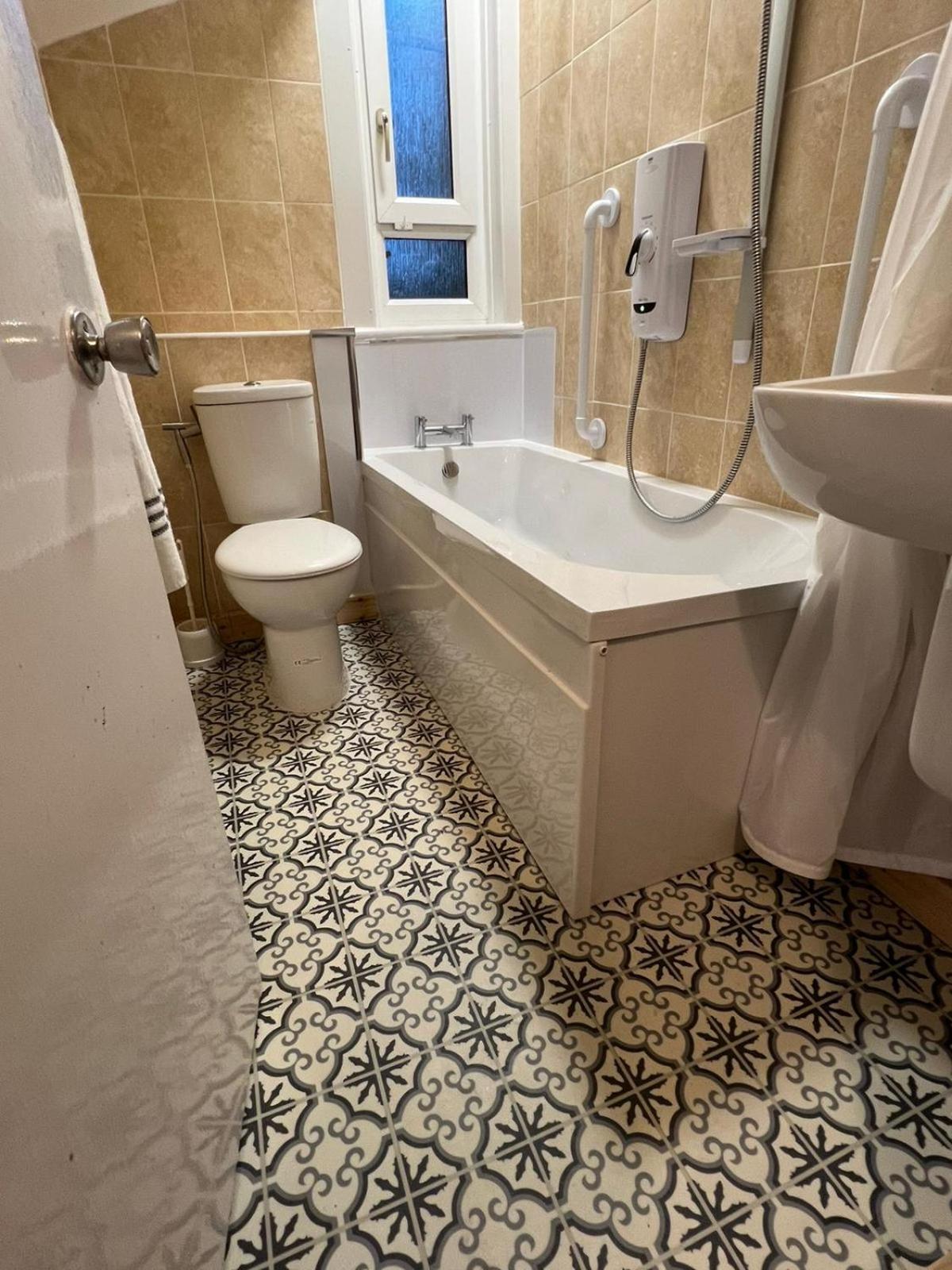 Archillects Entire Two Bedroom Comfy House - Free Parking Holiday home
