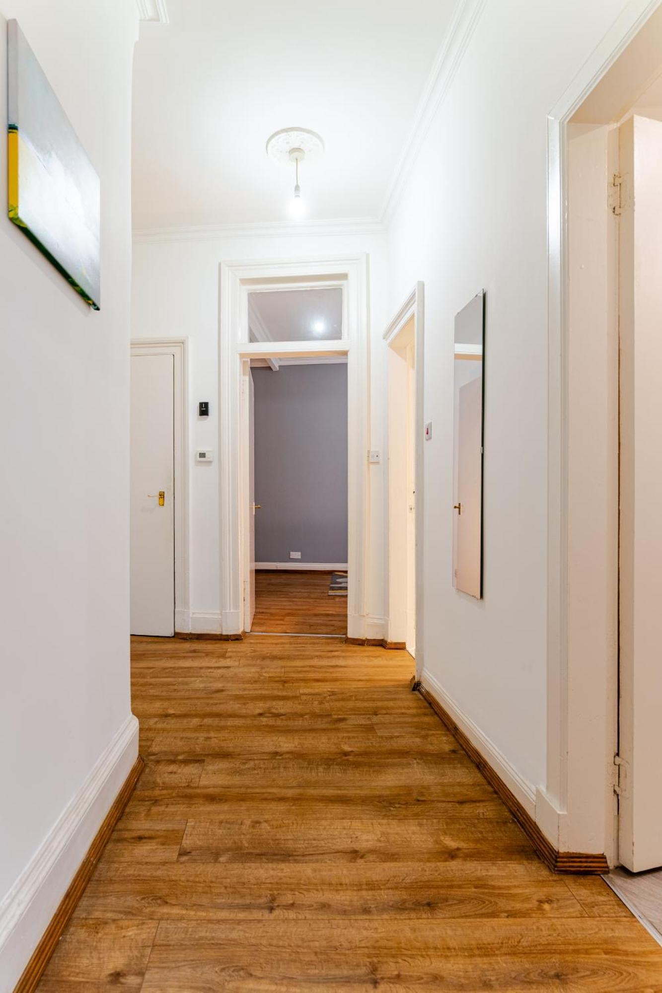 Newly Furnished Flat 4 Minutes Walk To Metro * Glasgow