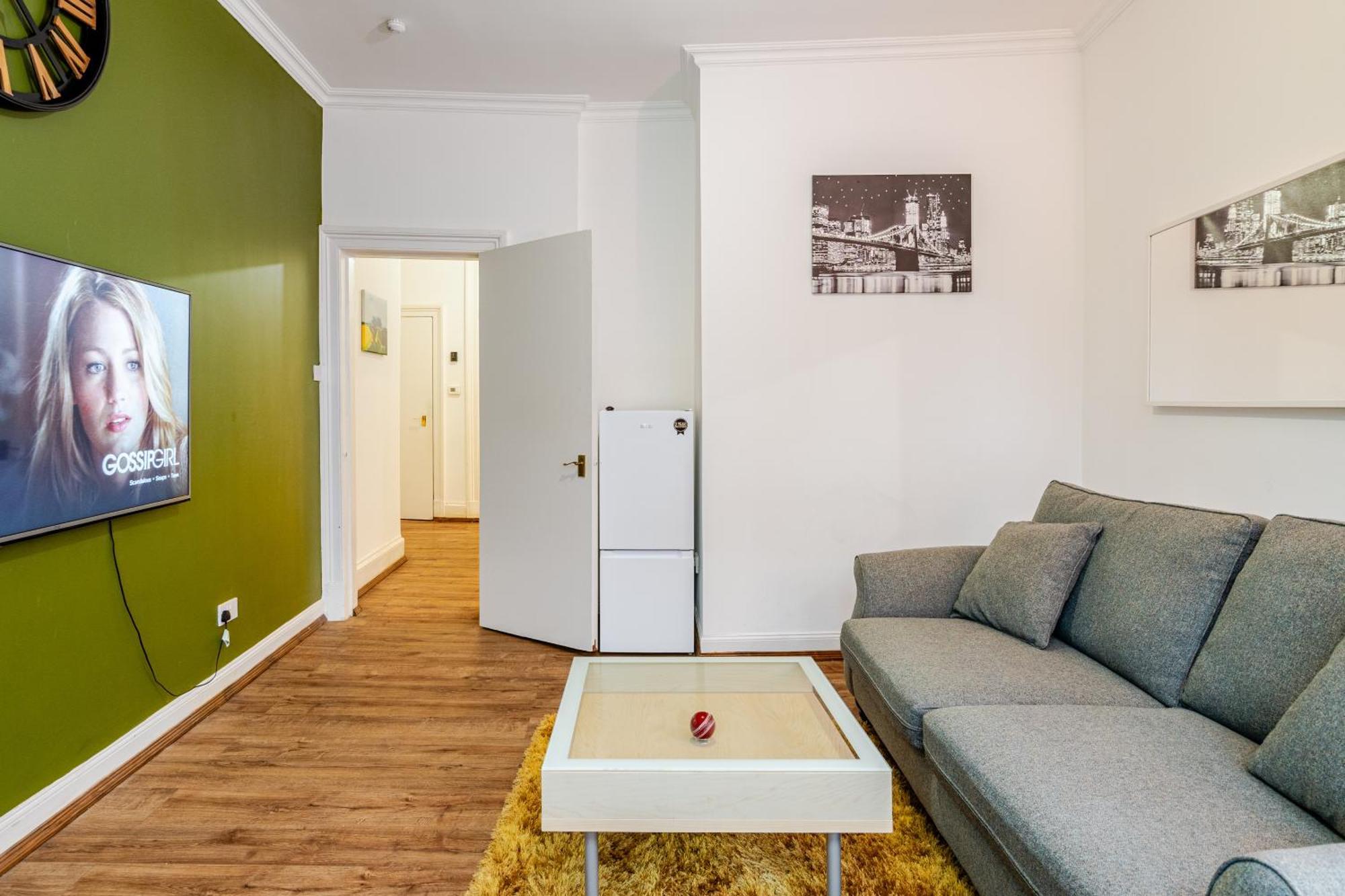 Newly Furnished Flat 4 Minutes Walk To Metro Apartment