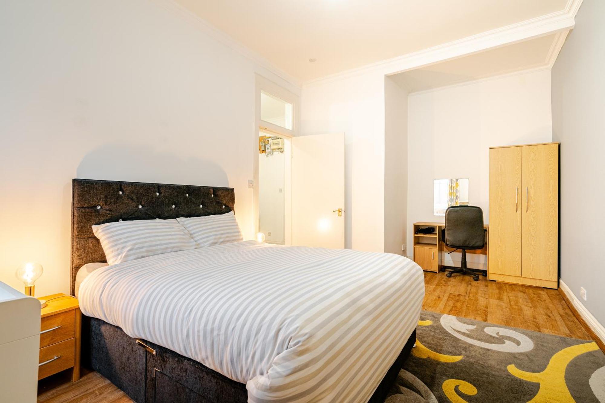 Newly Furnished Flat 4 Minutes Walk To Metro Apartment *
