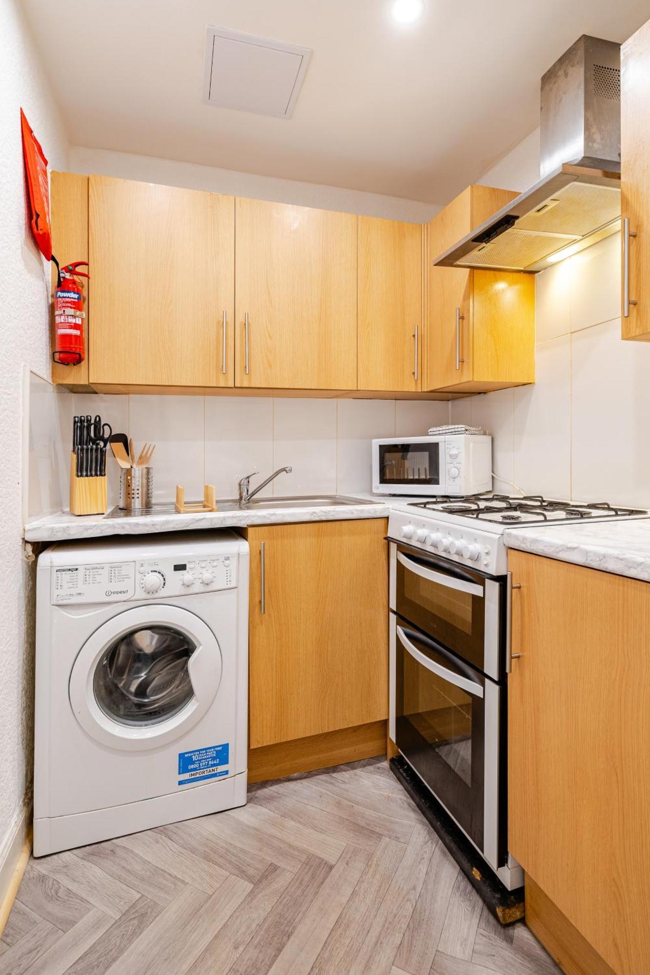 Newly Furnished Flat 4 Minutes Walk To Metro * Glasgow