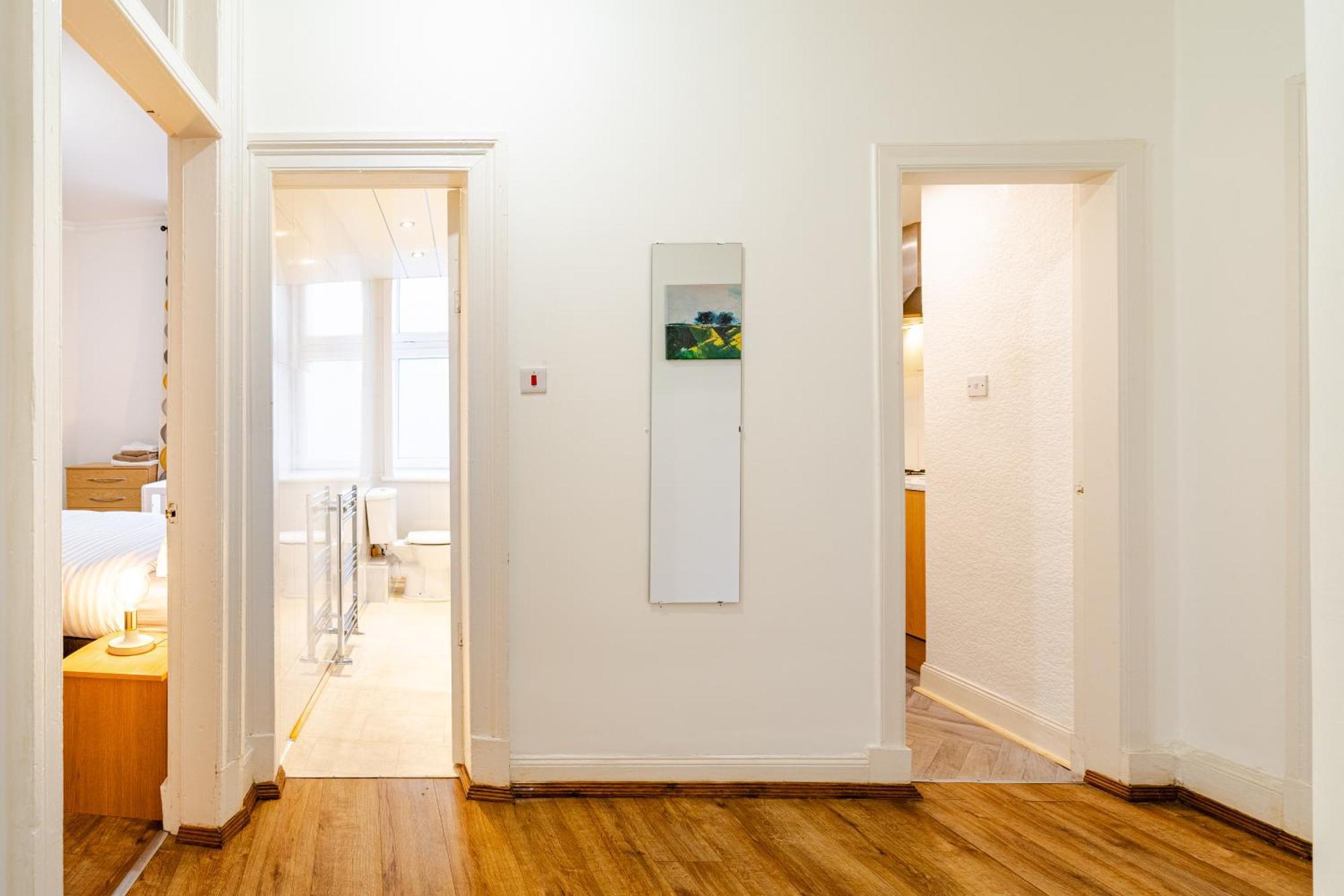 Newly Furnished Flat 4 Minutes Walk To Metro Apartment *