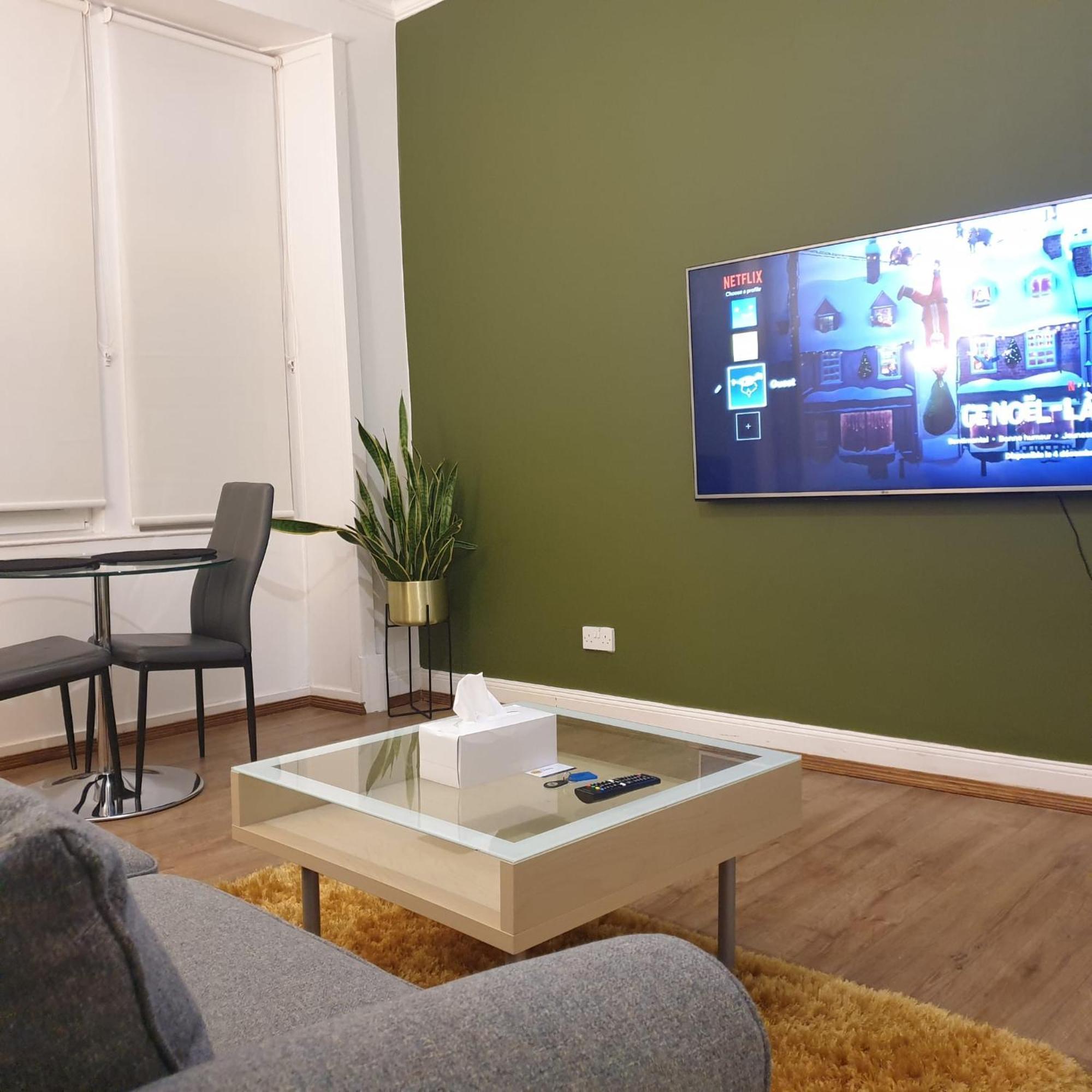 Newly Furnished Flat 4 Minutes Walk To Metro Apartment Glasgow