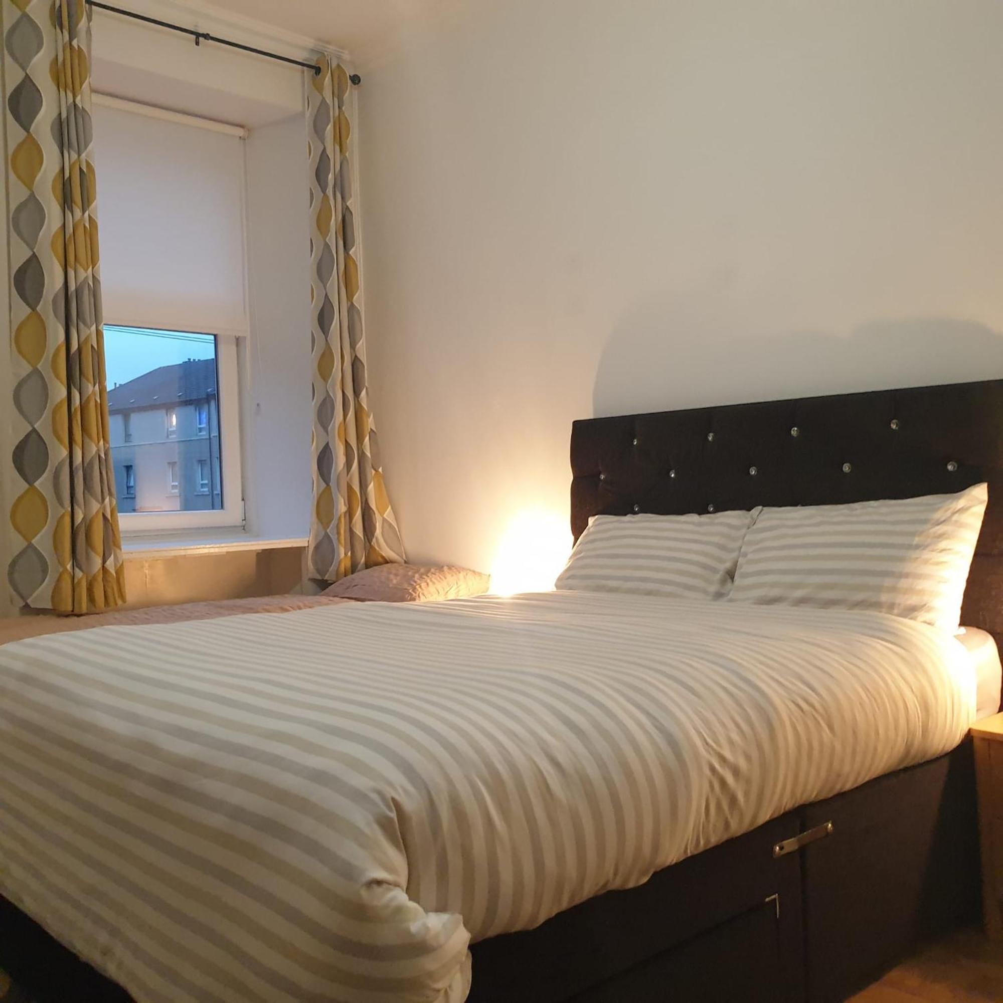 Newly Furnished Flat 4 Minutes Walk To Metro Apartment Glasgow