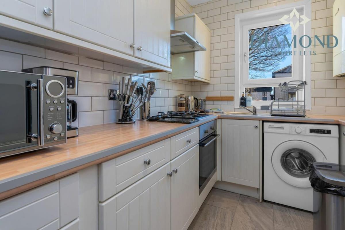 Lovely 3 Bed Ground Floor - Sleeps 5 - Very Central, Easy Access To And Surrounding Areas - Free Parking Apartment *