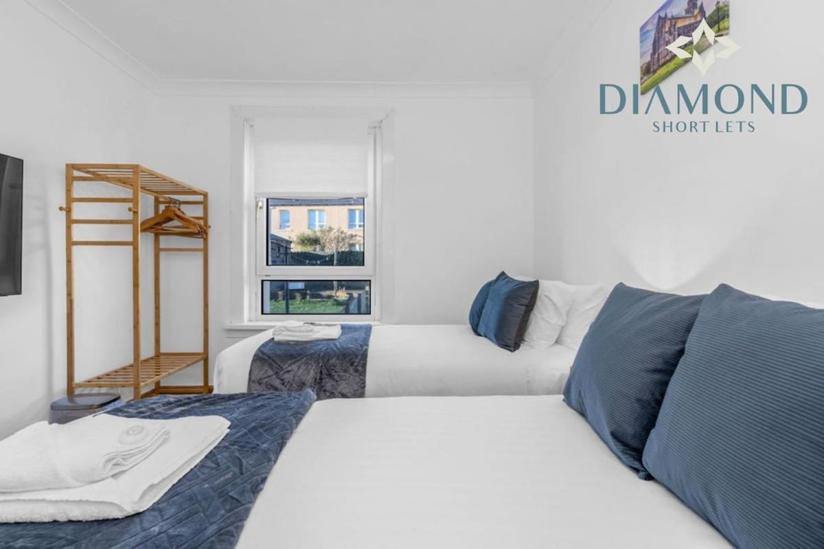 Lovely 3 Bed Ground Floor - Sleeps 5 - Very Central, Easy Access To And Surrounding Areas - Free Parking *