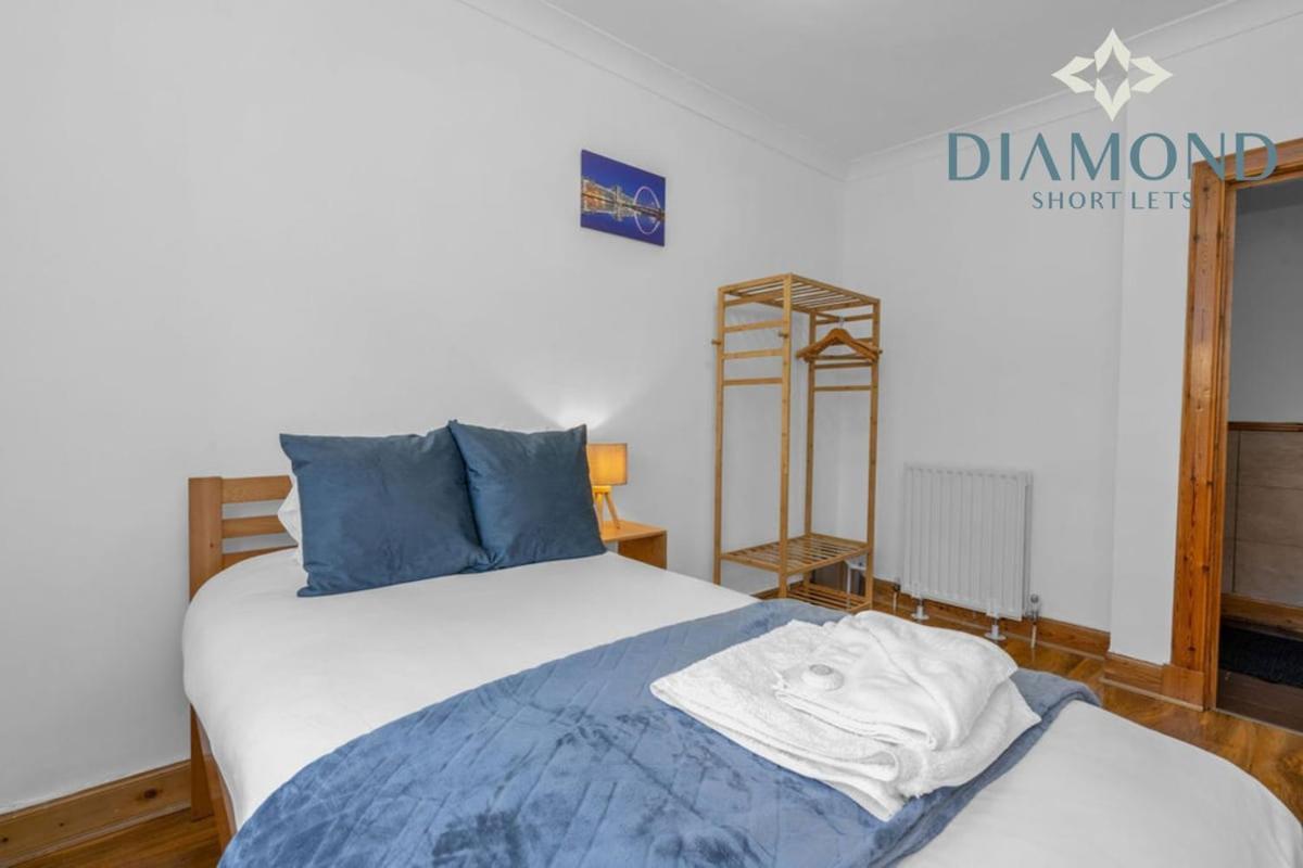 Apartment Lovely 3 Bed Ground Floor - Sleeps 5 - Very Central, Easy Access To And Surrounding Areas - Free Parking