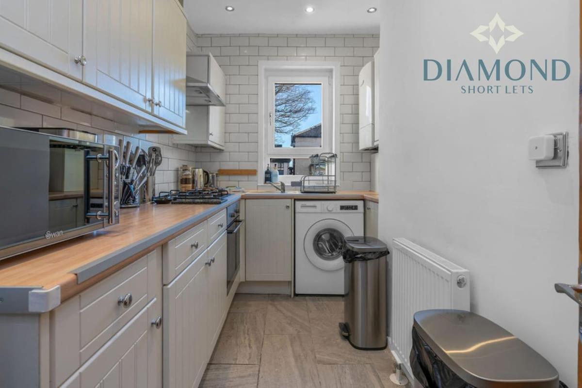 Lovely 3 Bed Ground Floor - Sleeps 5 - Very Central, Easy Access To And Surrounding Areas - Free Parking Apartment *