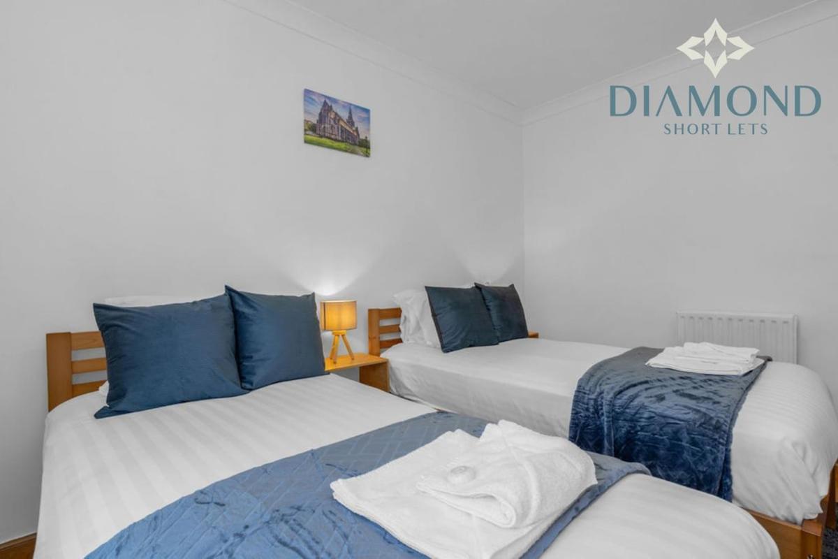 Lovely 3 Bed Ground Floor - Sleeps 5 - Very Central, Easy Access To And Surrounding Areas - Free Parking Glasgow
