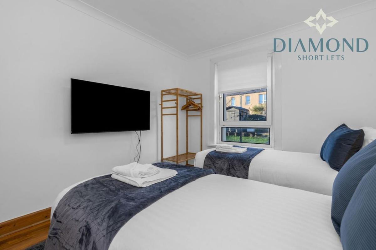 Lovely 3 Bed Ground Floor - Sleeps 5 - Very Central, Easy Access To And Surrounding Areas - Free Parking Apartment Glasgow
