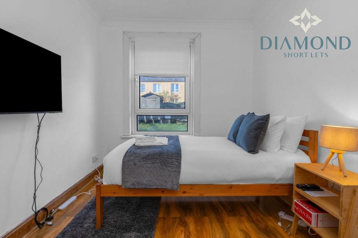Lovely 3 Bed Ground Floor - Sleeps 5 - Very Central, Easy Access To And Surrounding Areas - Free Parking Apartment