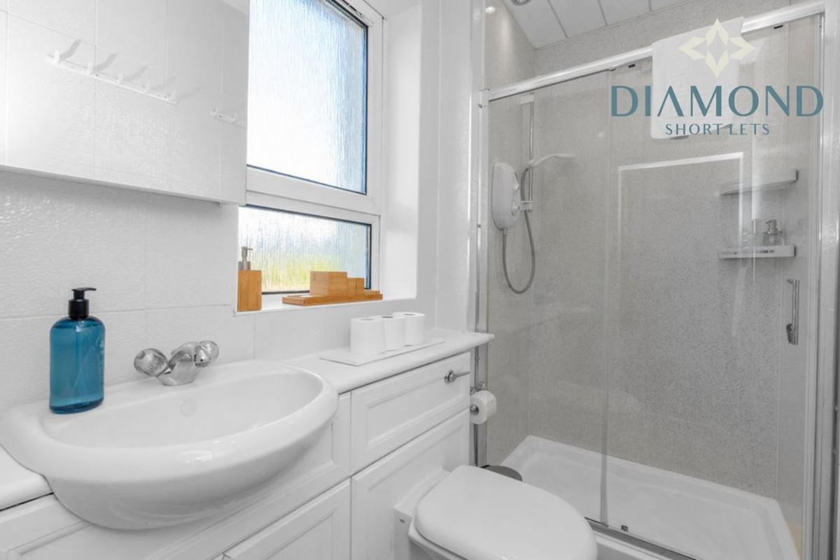 Apartment Lovely 3 Bed Ground Floor - Sleeps 5 - Very Central, Easy Access To And Surrounding Areas - Free Parking