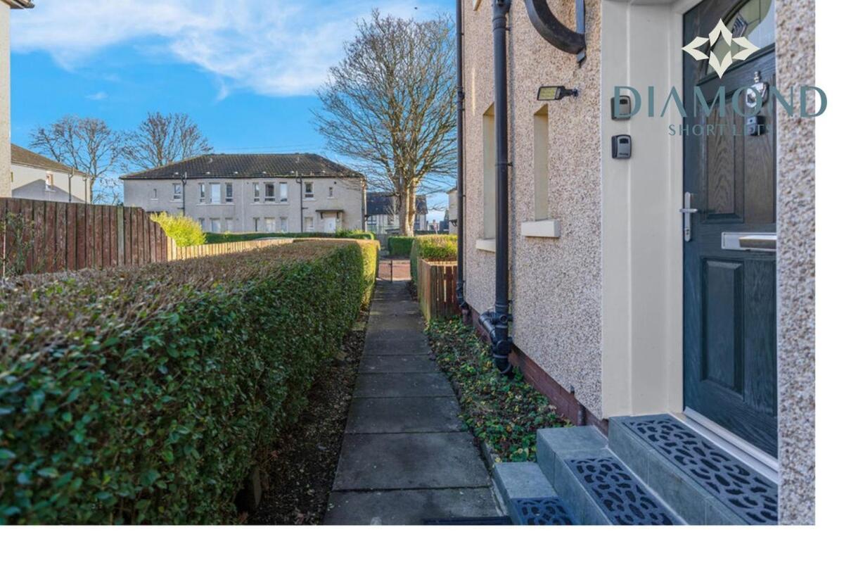 Lovely 3 Bed Ground Floor - Sleeps 5 - Very Central, Easy Access To And Surrounding Areas - Free Parking *