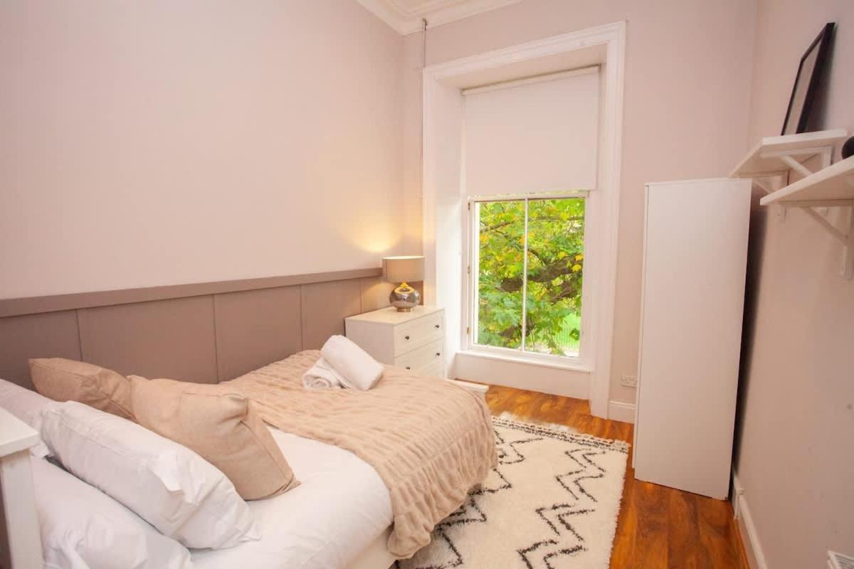 Stunning 2 Bed In Ideal Location *