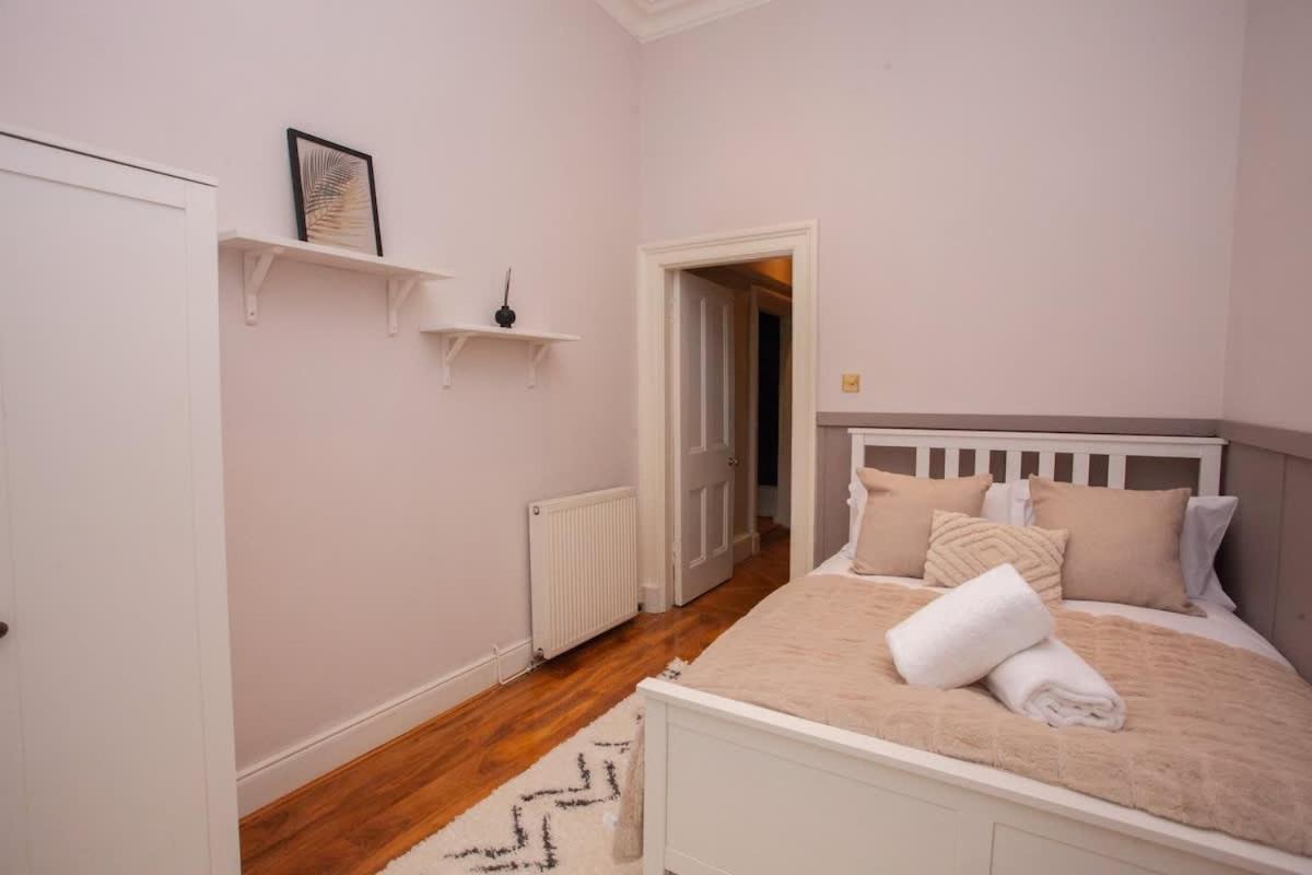 Stunning 2 Bed In Ideal Location *