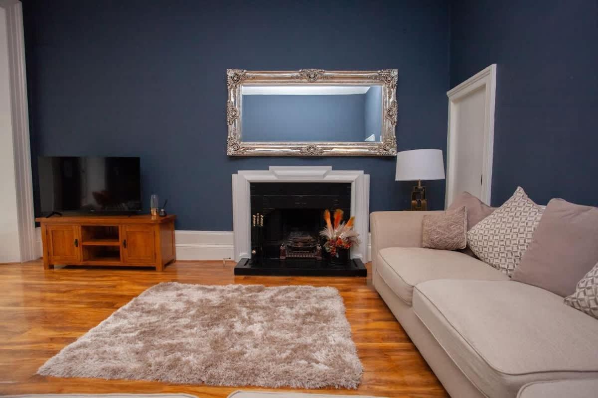 Stunning 2 Bed In Ideal Location Apartment *