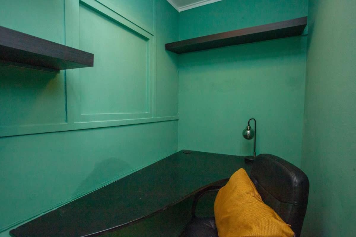 Stunning 2 Bed In Ideal Location Apartment *