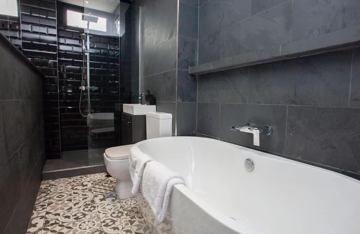 Stunning 2 Bed In Ideal Location Apartment *