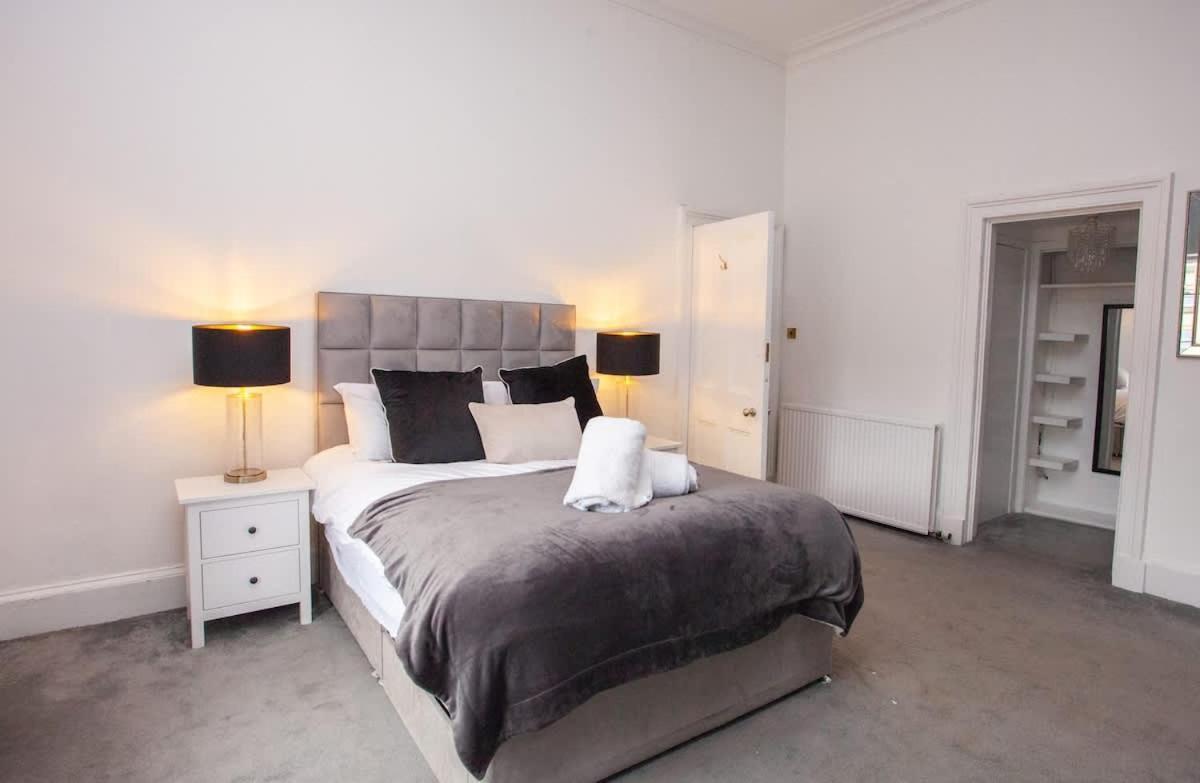 Stunning 2 Bed In Ideal Location Apartment