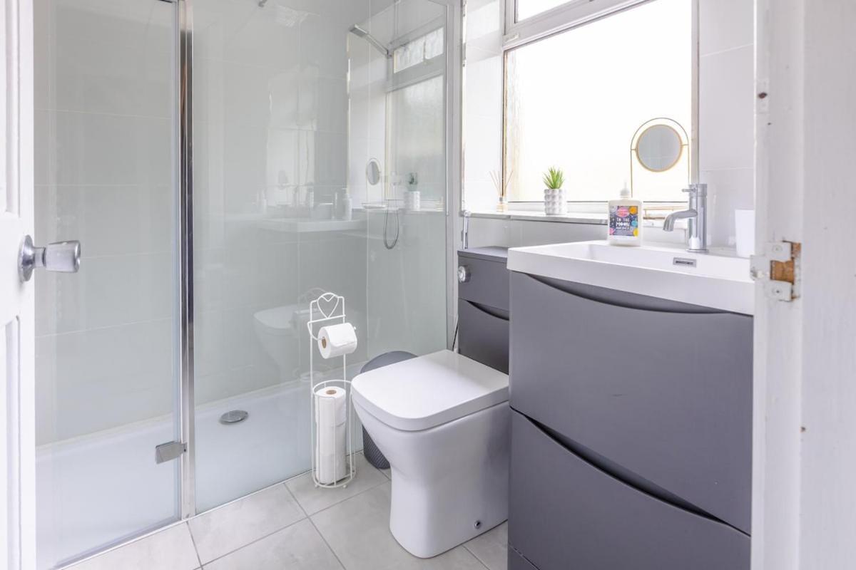 Spacious 5 Bedroom With Free Private Parking