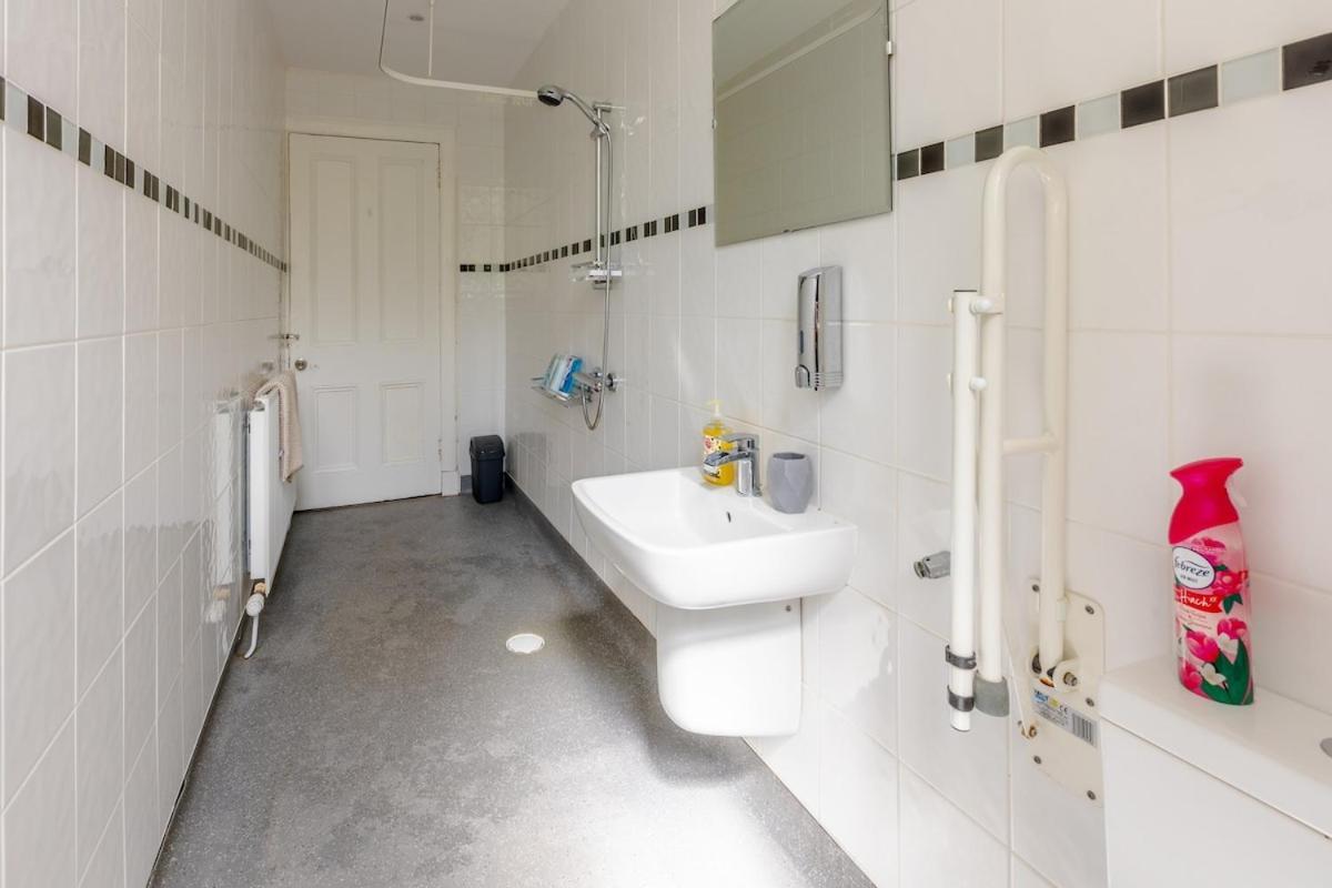 Holiday home Spacious 5 Bedroom With Free Private Parking *