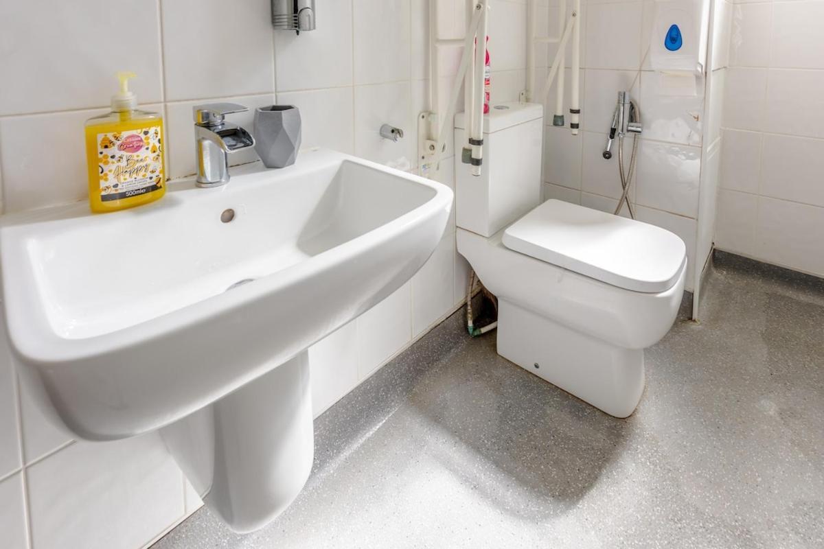 Holiday home Spacious 5 Bedroom With Free Private Parking Glasgow