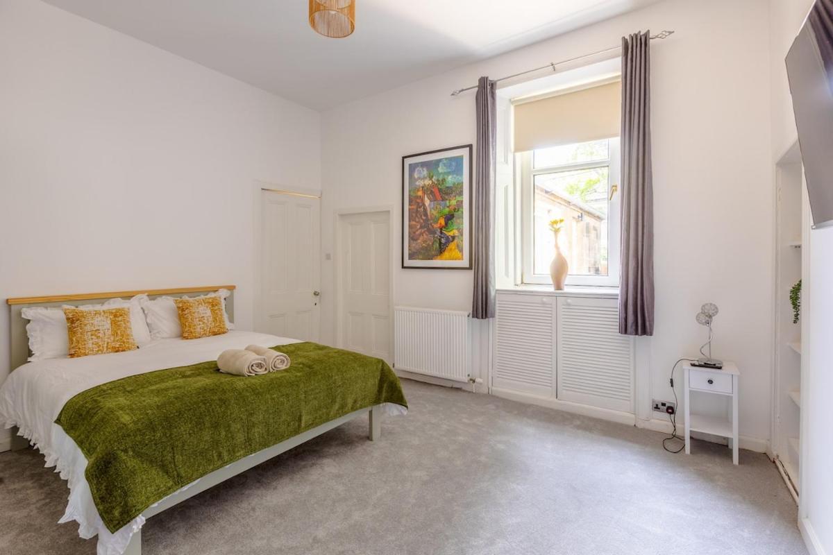 Spacious 5 Bedroom With Free Private Parking Holiday home