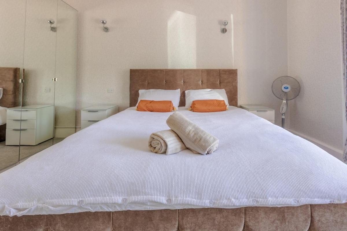 Spacious 5 Bedroom With Free Private Parking Holiday home *