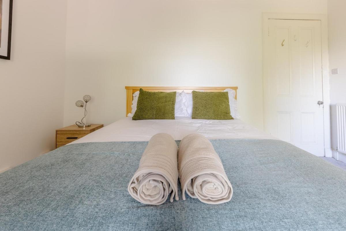 Spacious 5 Bedroom With Free Private Parking Holiday home Glasgow