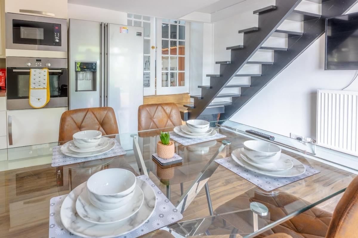 Spacious 5 Bedroom With Free Private Parking *