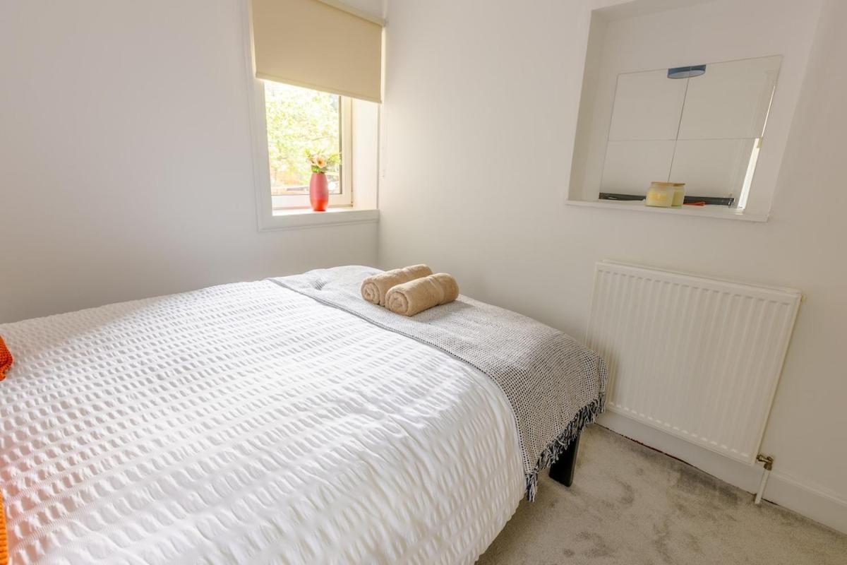 Spacious 5 Bedroom With Free Private Parking