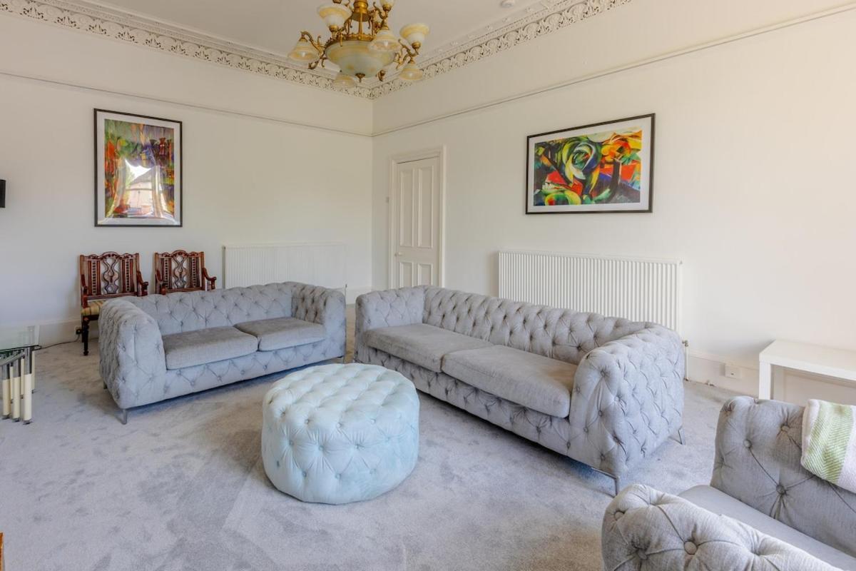 Spacious 5 Bedroom With Free Private Parking Holiday home Glasgow