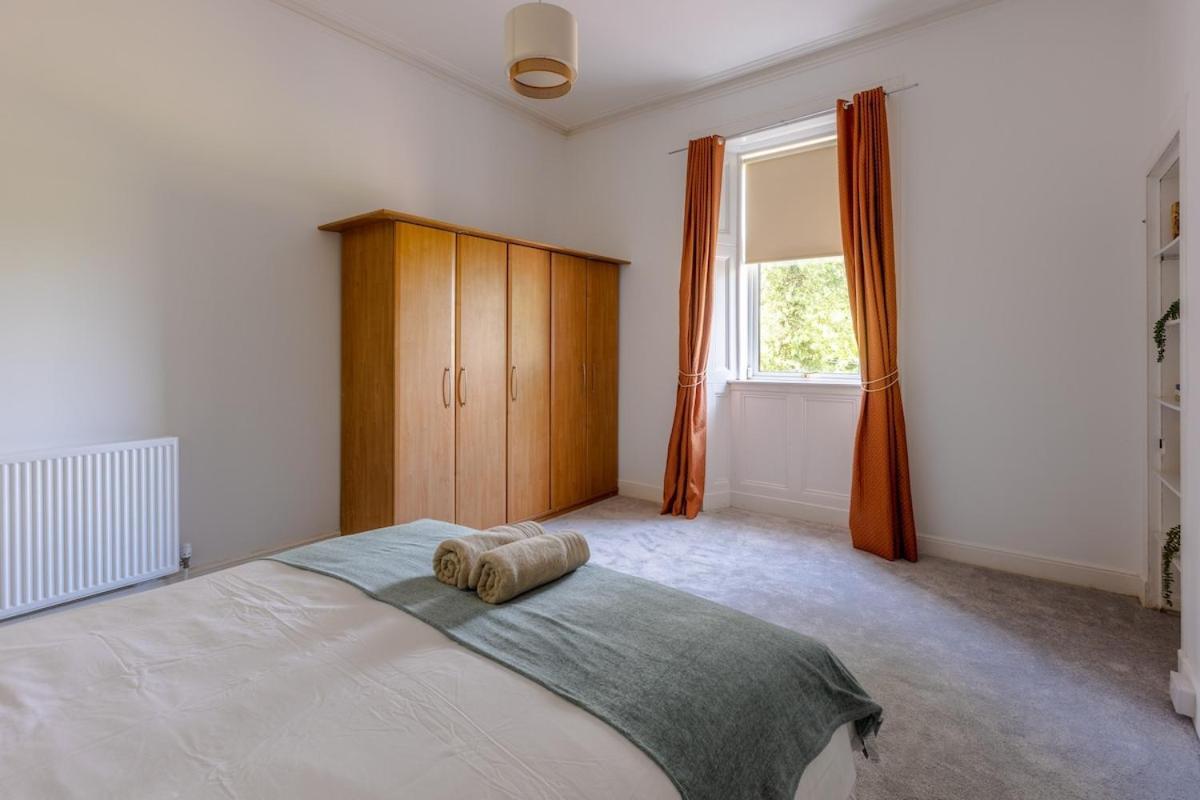 Spacious 5 Bedroom With Free Private Parking Holiday home