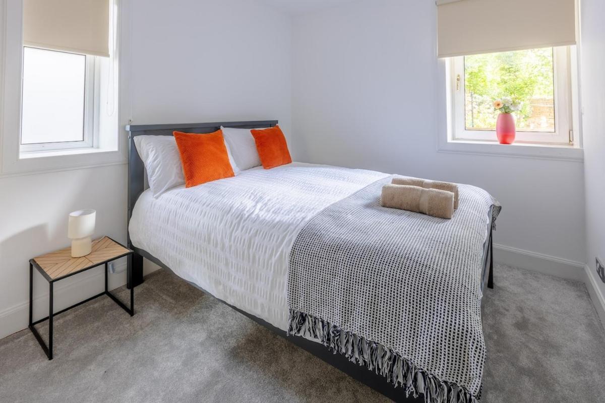 Holiday home Spacious 5 Bedroom With Free Private Parking