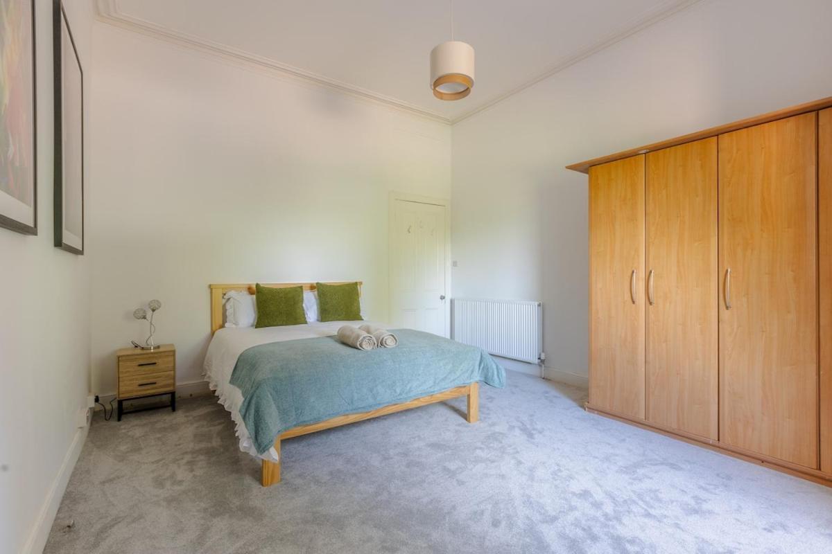 Spacious 5 Bedroom With Free Private Parking Holiday home *