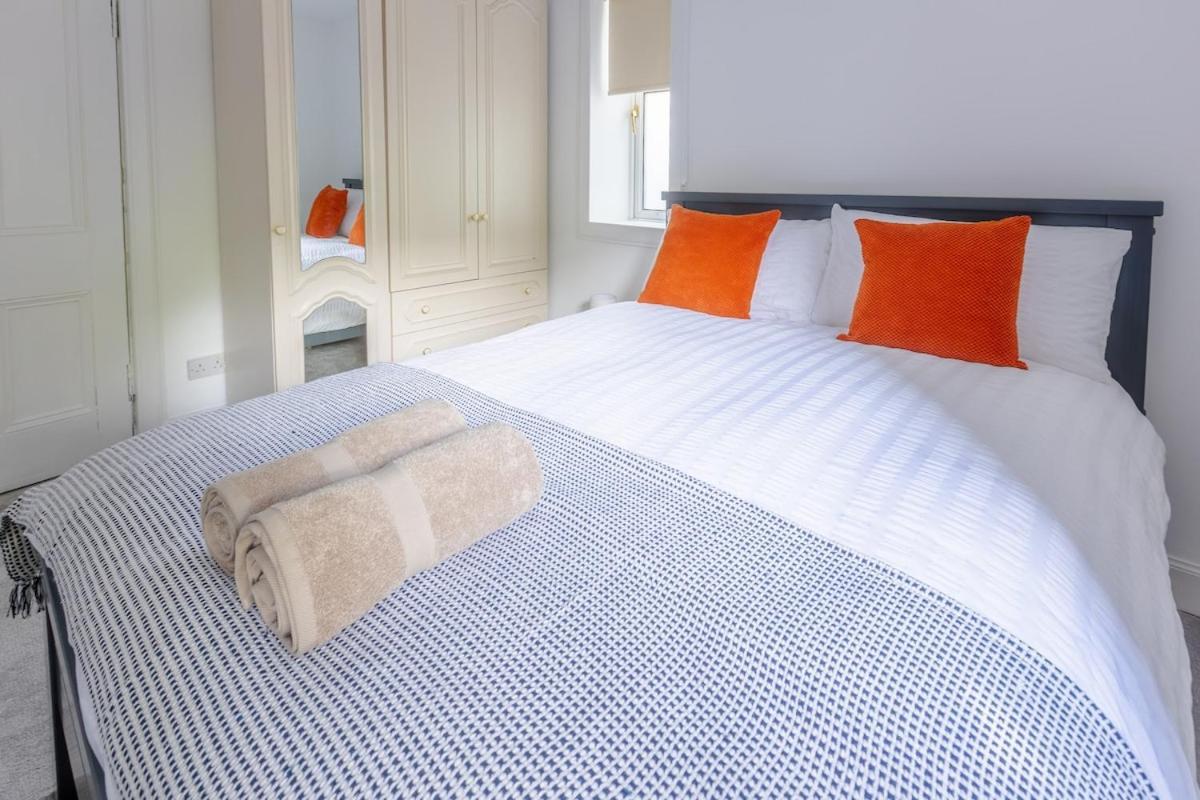 Holiday home Spacious 5 Bedroom With Free Private Parking *