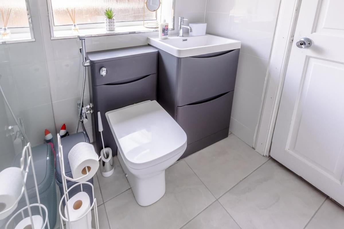 Spacious 5 Bedroom With Free Private Parking Holiday home Glasgow