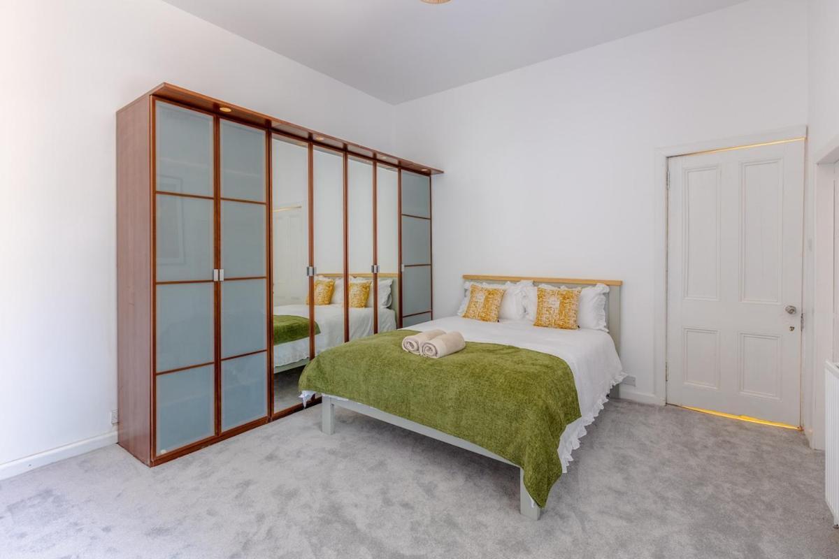 Spacious 5 Bedroom With Free Private Parking *