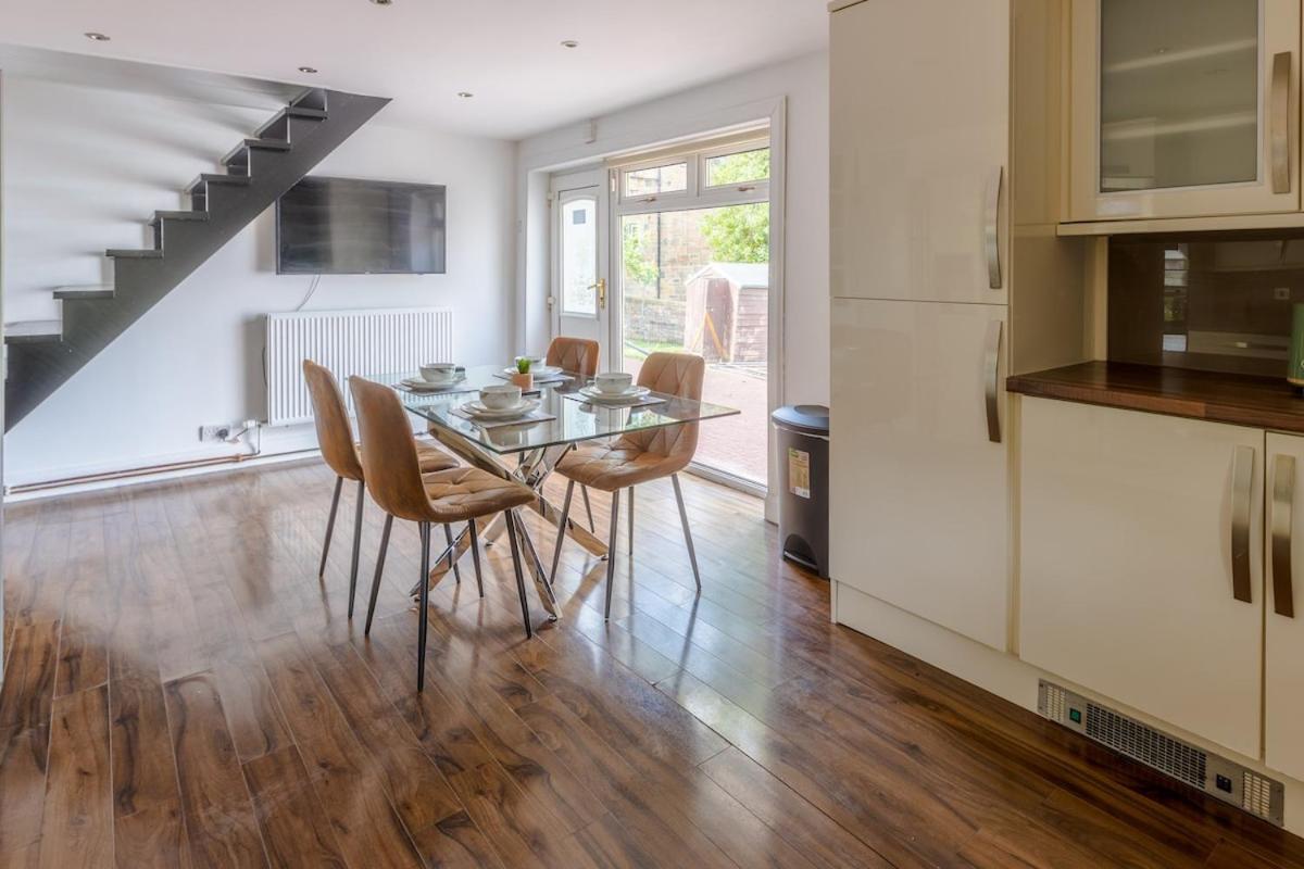 Spacious 5 Bedroom With Free Private Parking