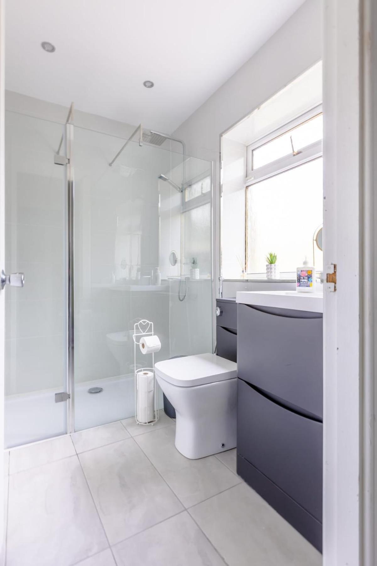 Holiday home Spacious 5 Bedroom With Free Private Parking