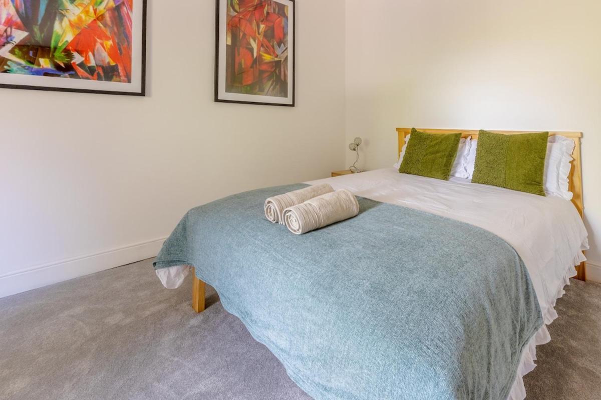 Spacious 5 Bedroom With Free Private Parking Holiday home *