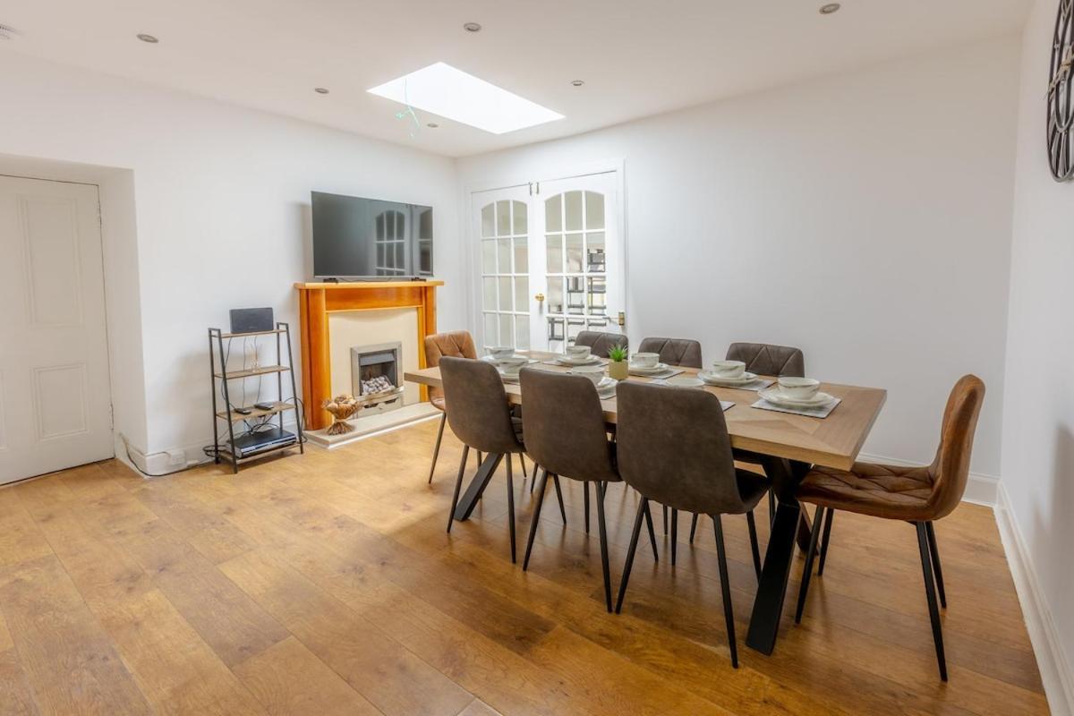 Spacious 5 Bedroom With Free Private Parking *