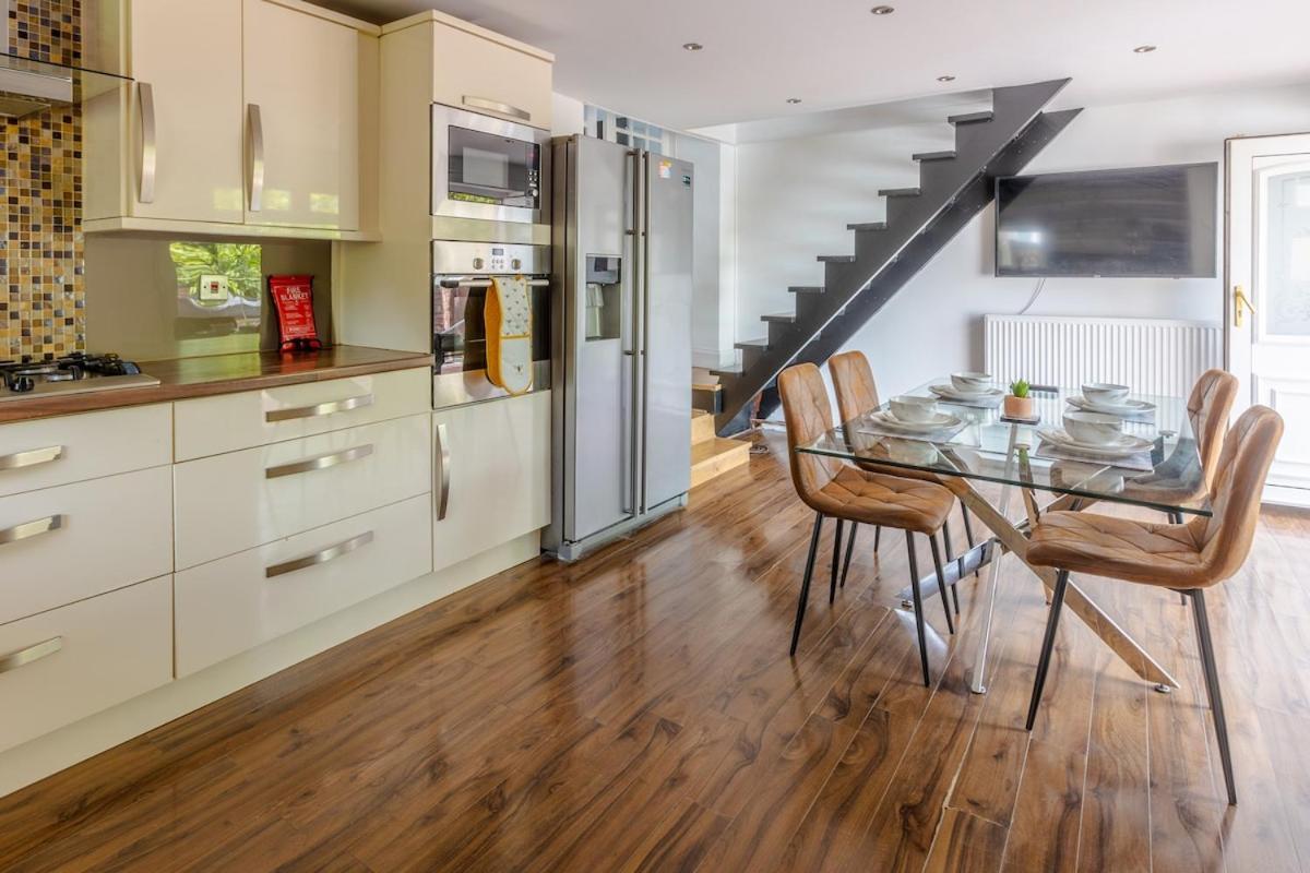 Spacious 5 Bedroom With Free Private Parking Holiday home