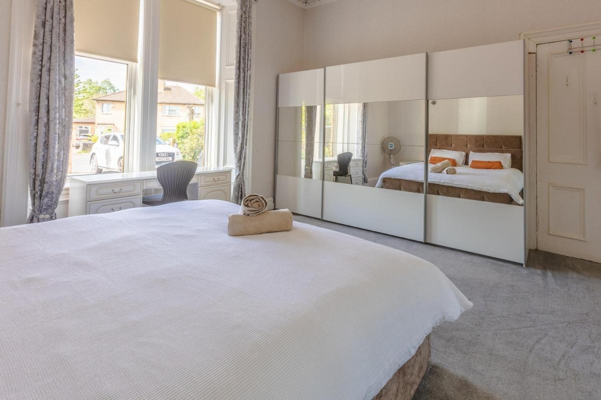 Spacious 5 Bedroom With Free Private Parking Holiday home *